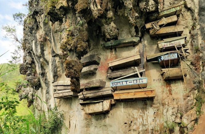 scenic spots in cordillera hanging coffins of sagada