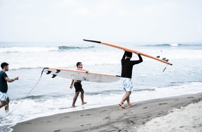 a guide for beginner surfers